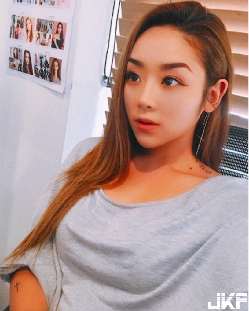 正妹洗衣店辣照瘋傳！兩粒豪乳「超突出」，客人都狂盯著看了！