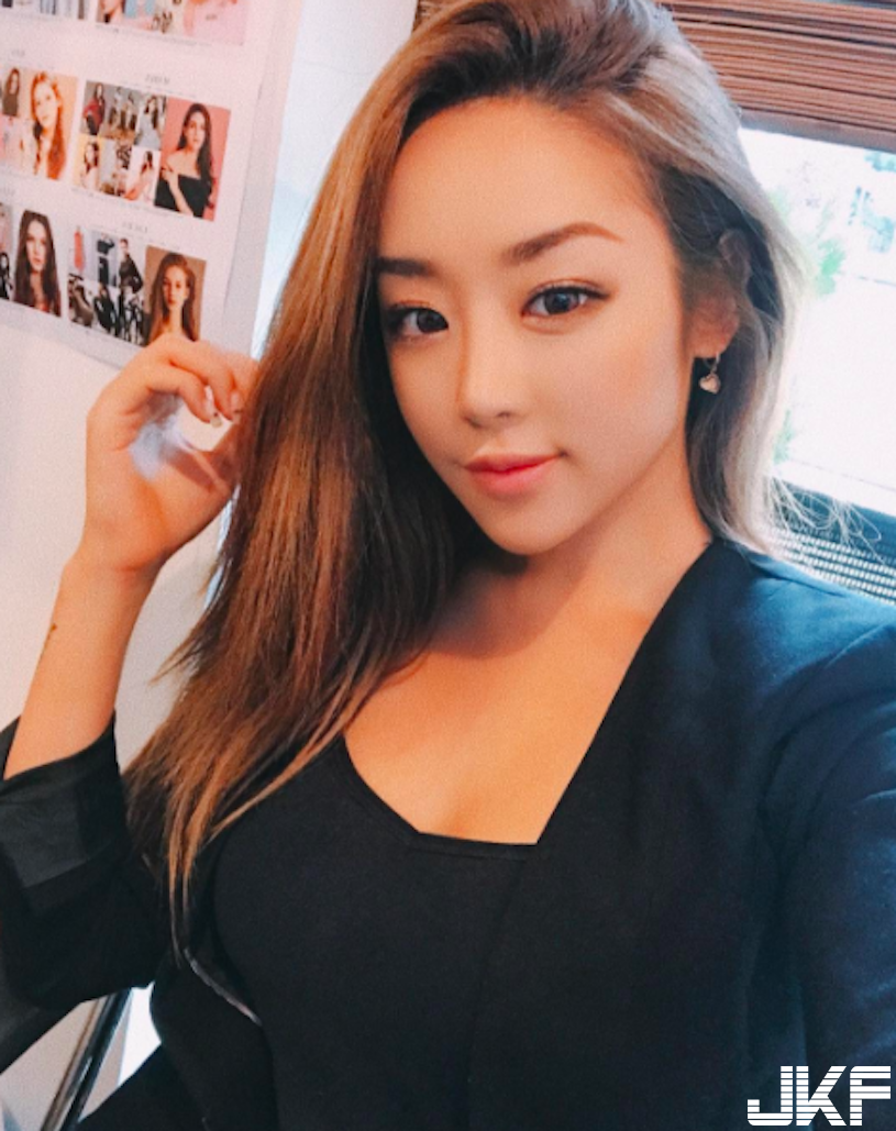 正妹洗衣店辣照瘋傳！兩粒豪乳「超突出」，客人都狂盯著看了！