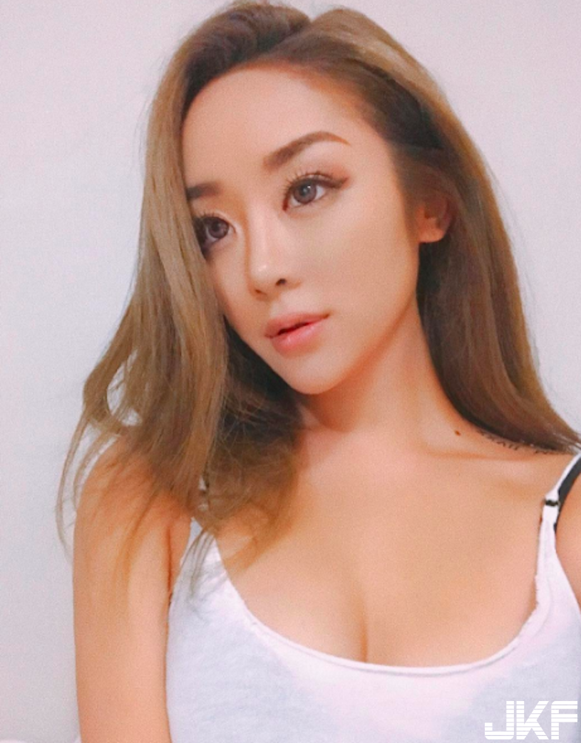 正妹洗衣店辣照瘋傳！兩粒豪乳「超突出」，客人都狂盯著看了！