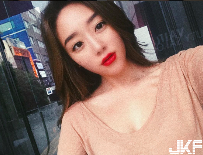 正妹洗衣店辣照瘋傳！兩粒豪乳「超突出」，客人都狂盯著看了！