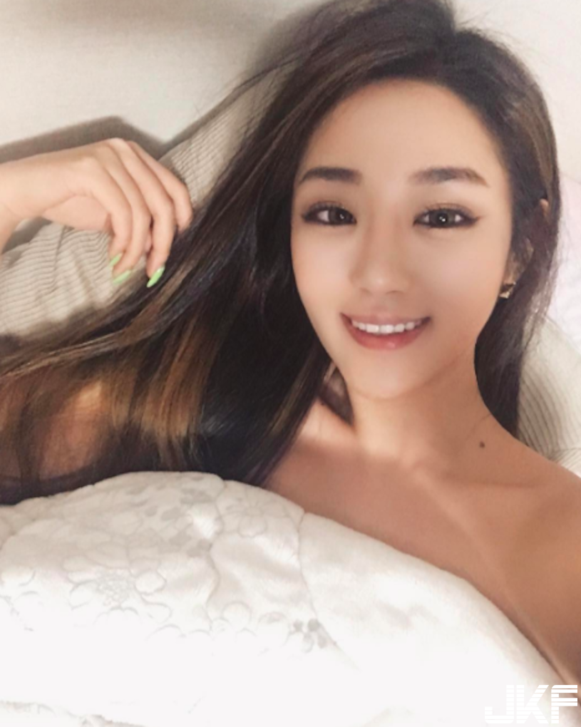正妹洗衣店辣照瘋傳！兩粒豪乳「超突出」，客人都狂盯著看了！