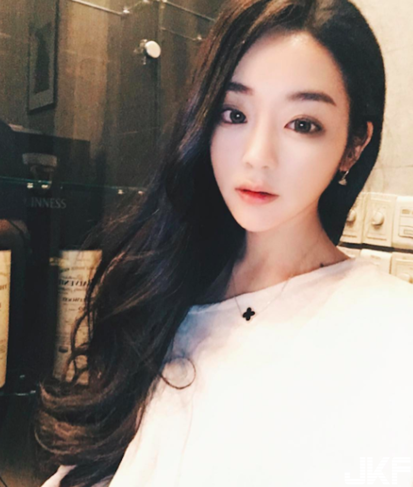 正妹洗衣店辣照瘋傳！兩粒豪乳「超突出」，客人都狂盯著看了！