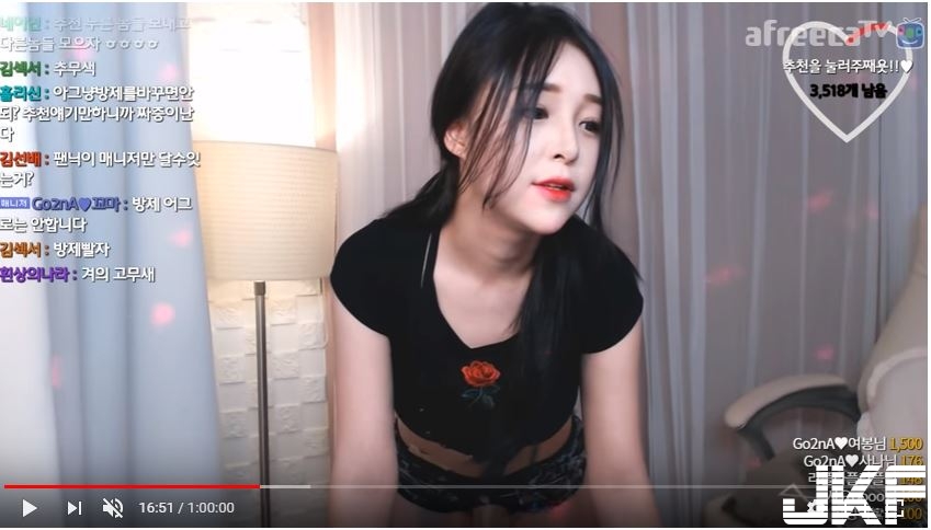 「隱乳系」BJ超短上衣福利放送！鏡頭前「蟻腰」乍現翹臀不斷晃動，我都要眼花啦