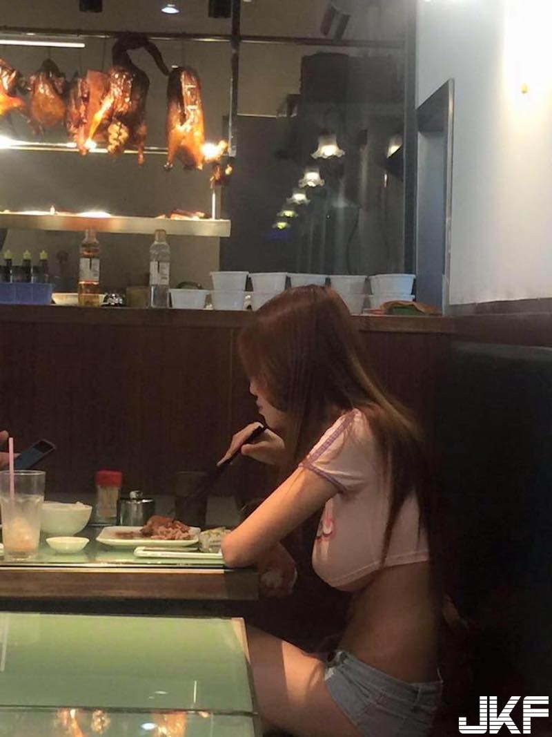 網友瘋狂肉搜！燒臘店拍到「熱褲露奶妹」！超狂穿著「大秀南半球」尺度沒極限！