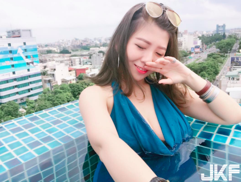 新竹超胸爆美睫師！「渾圓大奶」壓在餐桌上，快讓人把持不住&#8230;