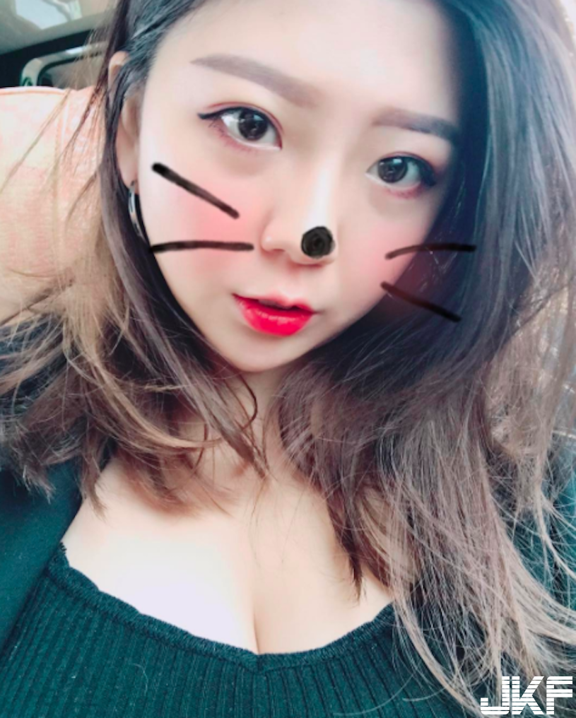 新竹超胸爆美睫師！「渾圓大奶」壓在餐桌上，快讓人把持不住&#8230;