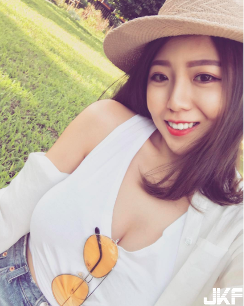 新竹超胸爆美睫師！「渾圓大奶」壓在餐桌上，快讓人把持不住&#8230;