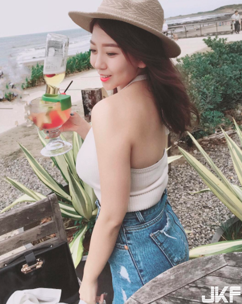 新竹超胸爆美睫師！「渾圓大奶」壓在餐桌上，快讓人把持不住&#8230;