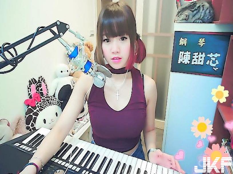 【捕鱼王】台北超兇鋼琴老師！一唱歌「巨乳震動」，深溝大到都把鍵盤擋住了！