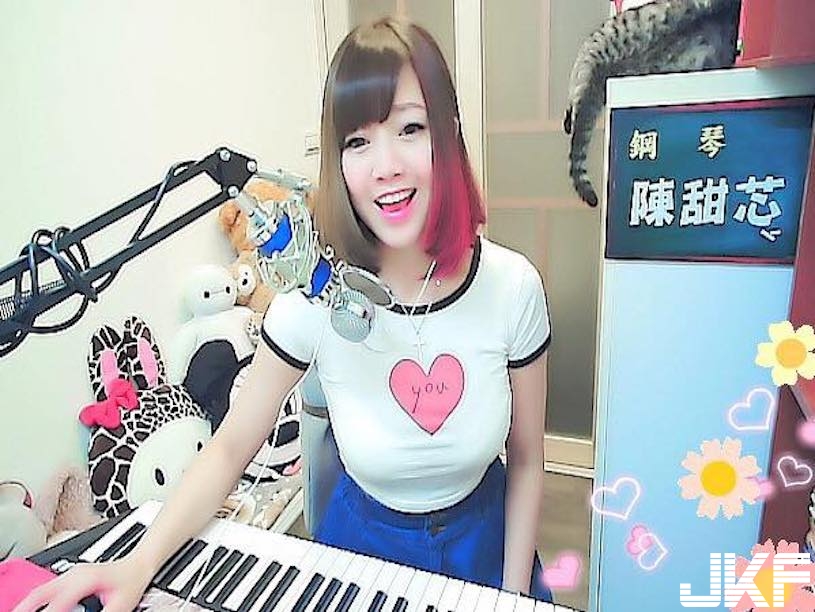 台北超兇鋼琴老師！一唱歌「巨乳震動」，深溝大到都把鍵盤擋住了！
