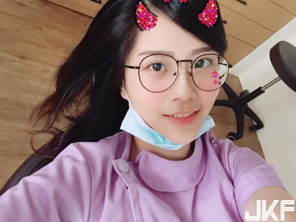 又是童顏巨乳！「正妹牙助」最愛開台打LOL，但視線忍不住一直往下！