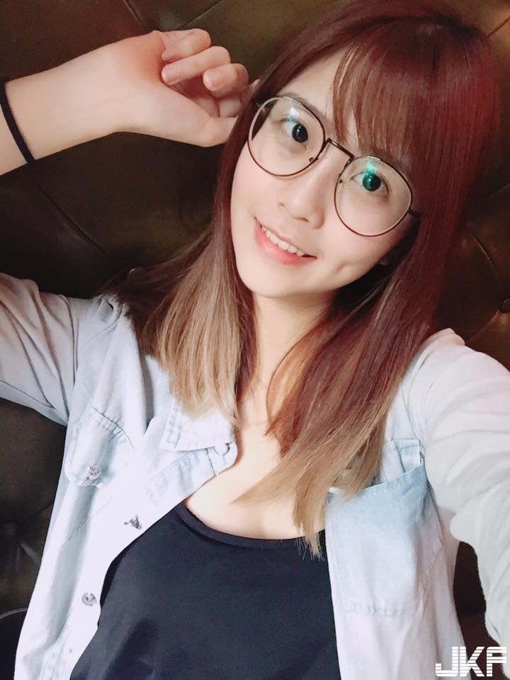 又是童顏巨乳！「正妹牙助」最愛開台打LOL，但視線忍不住一直往下！