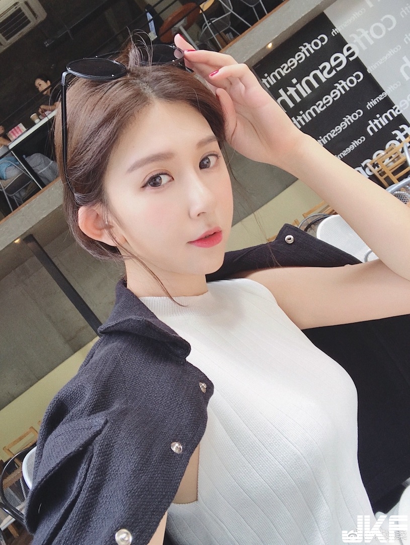 傳說中的天菜！明道超正「美乳校花」，纖腰細腿「又瘦又有料」！！
