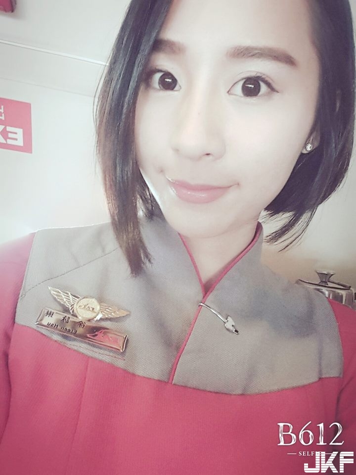「遠航空姐」身材超厲害！隨身攜帶「白嫩長輩」海邊曬太陽！