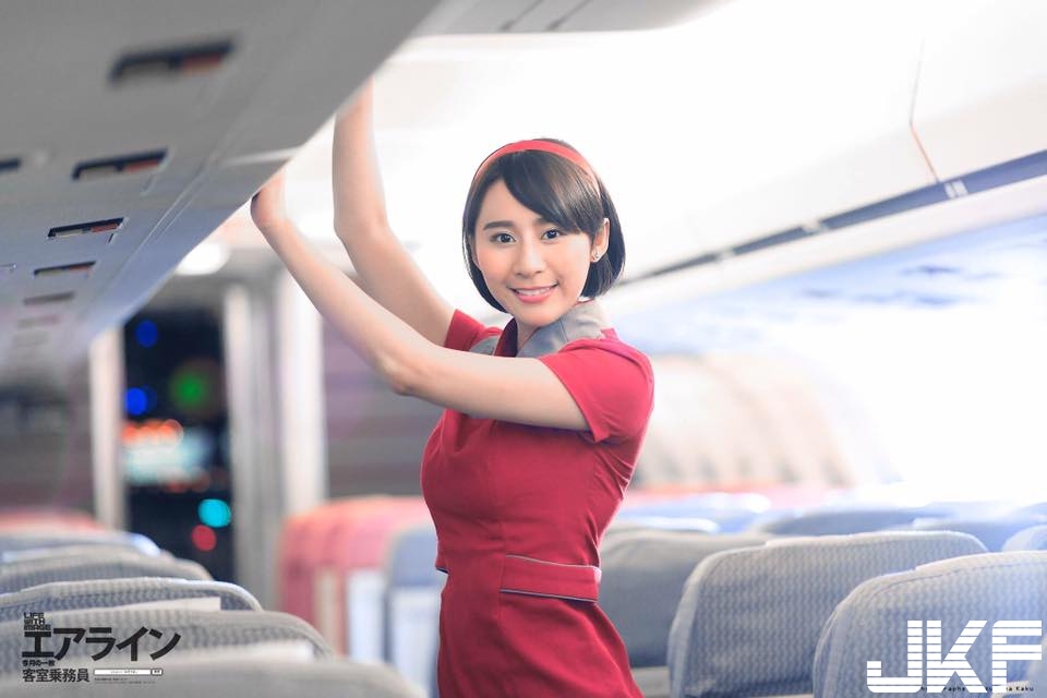 「遠航空姐」身材超厲害！隨身攜帶「白嫩長輩」海邊曬太陽！