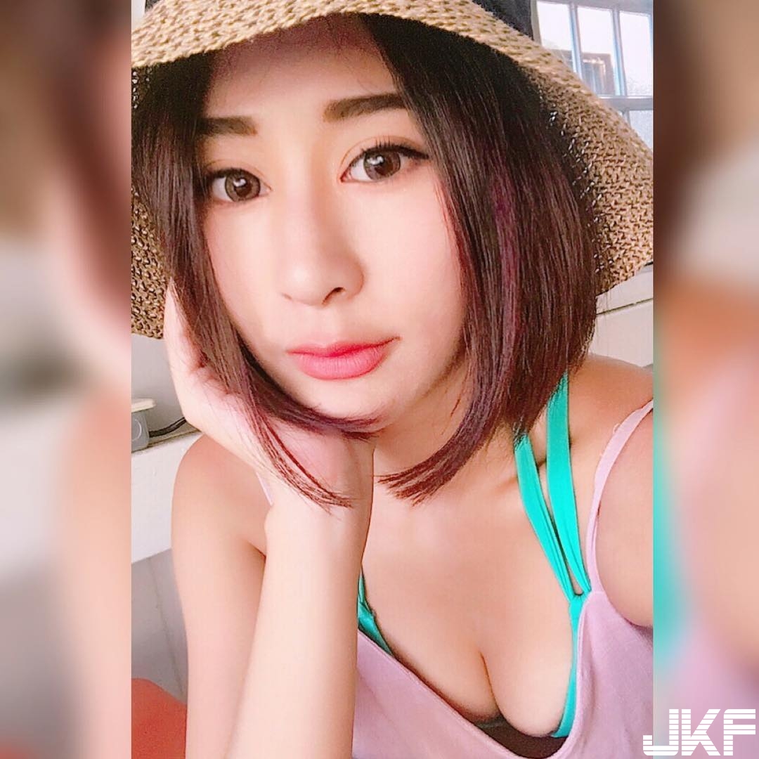 「遠航空姐」身材超厲害！隨身攜帶「白嫩長輩」海邊曬太陽！