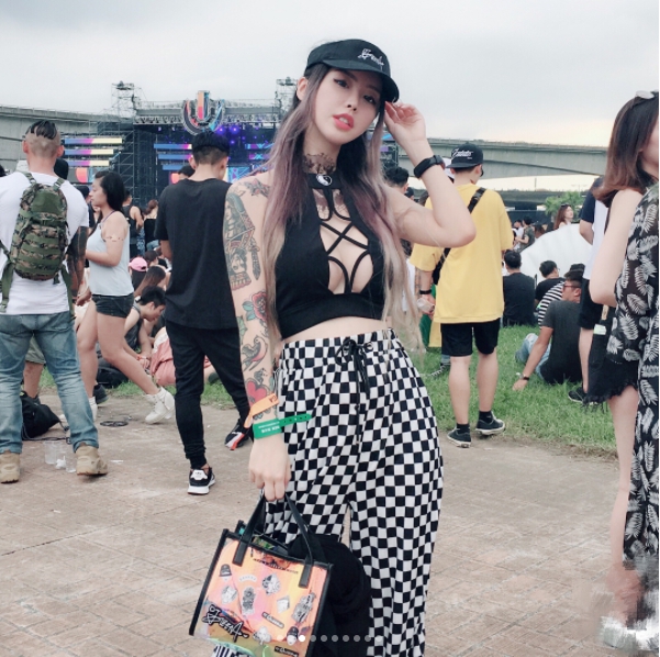 乳浪超強女DJ QUEENA！小蠻腰+大長輩跟著音樂一起「乳動」：身材完全噴鼻血等級！