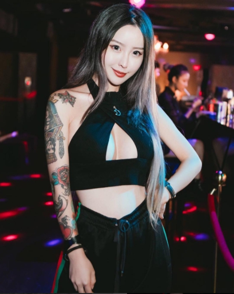 乳浪超強女DJ QUEENA！小蠻腰+大長輩跟著音樂一起「乳動」：身材完全噴鼻血等級！