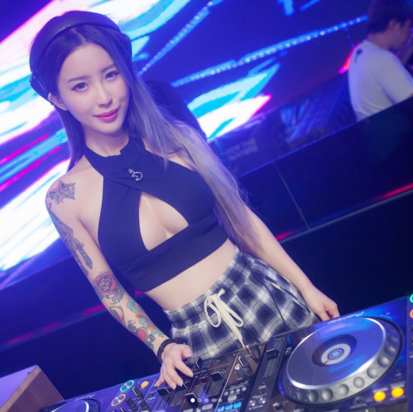 乳浪超強女DJ QUEENA！小蠻腰+大長輩跟著音樂一起「乳動」：身材完全噴鼻血等級！