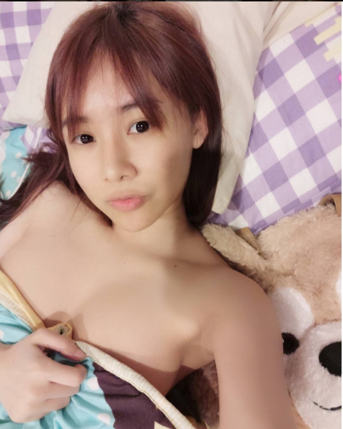 好猛！巨乳虎牙正妹不穿衣服打手遊，早上起來「乳夾牙刷」，睡前自拍影片還微露葡萄乾
