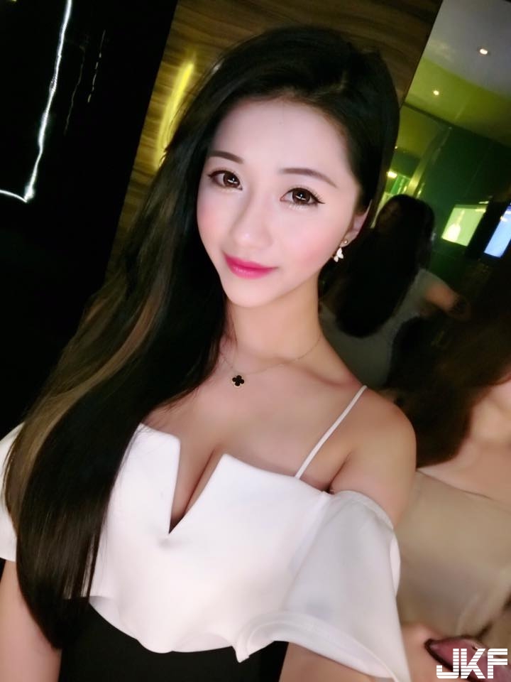 妹子胸前「大冰奶」濃醇香都跑出來了！「偉大長輩」的秘密…9在那杯大珍奶！