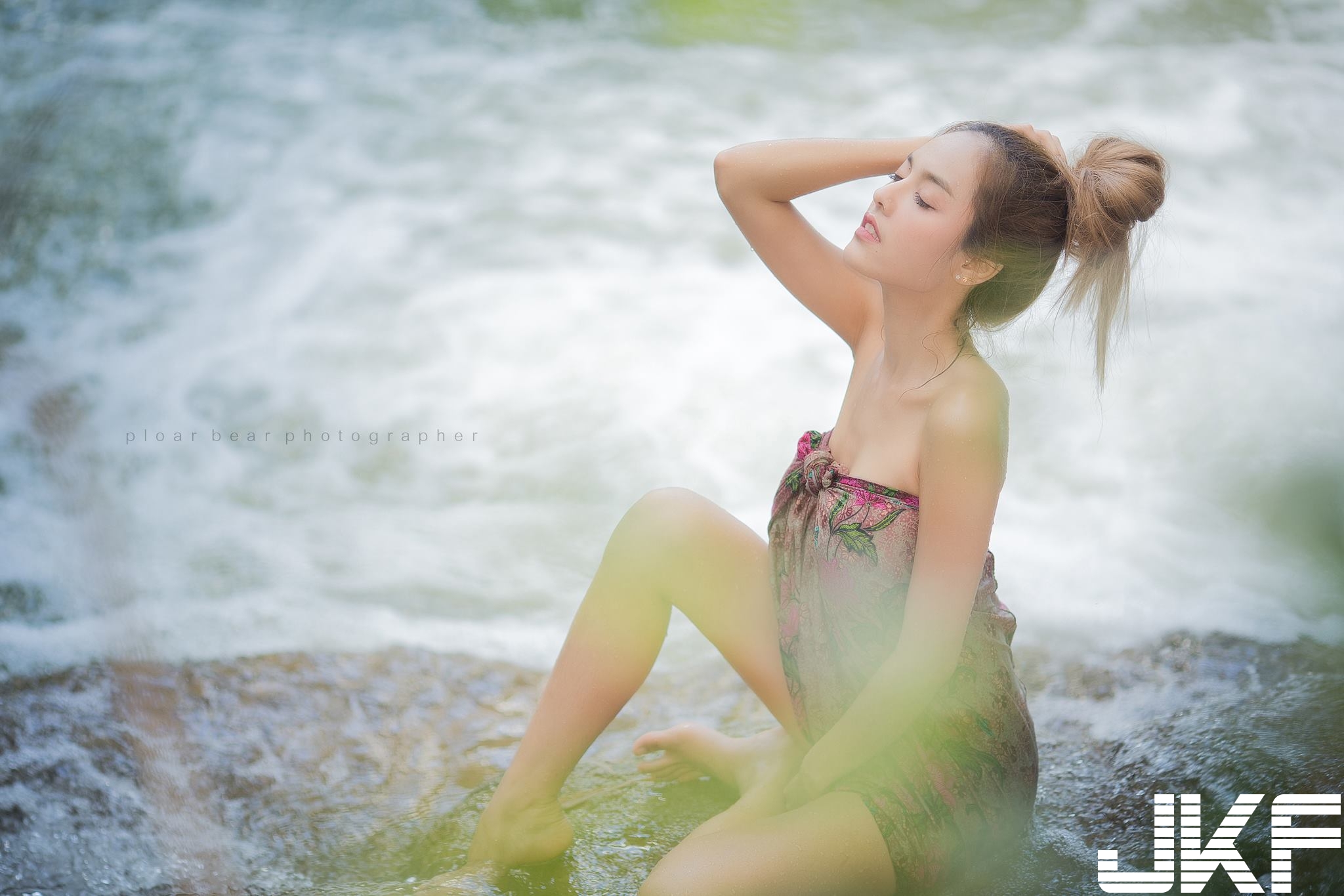 河邊驚見巨乳妹！只圍一條毛巾就在河邊戲水，四下無人直接脫了！