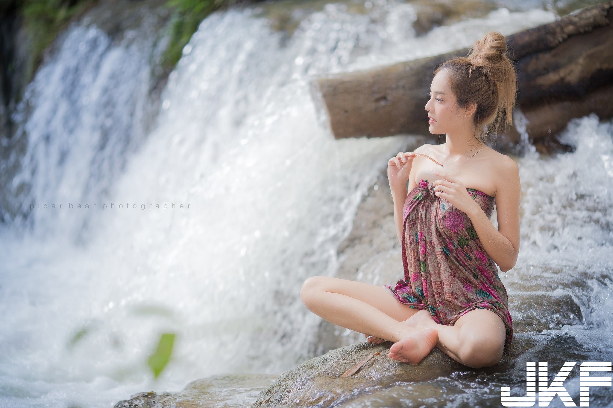 河邊驚見巨乳妹！只圍一條毛巾就在河邊戲水，四下無人直接脫了！