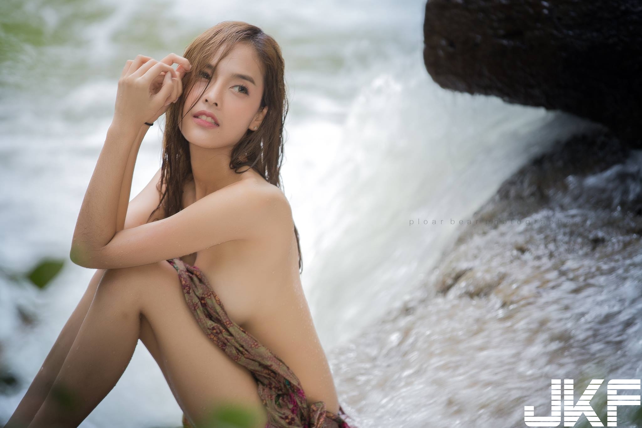 河邊驚見巨乳妹！只圍一條毛巾就在河邊戲水，四下無人直接脫了！