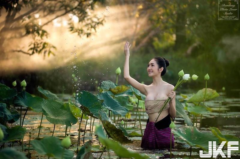 花池中「大奶採蓮妹」濕身泡水裡！身上一條布也綁不住「渾圓豪乳」！