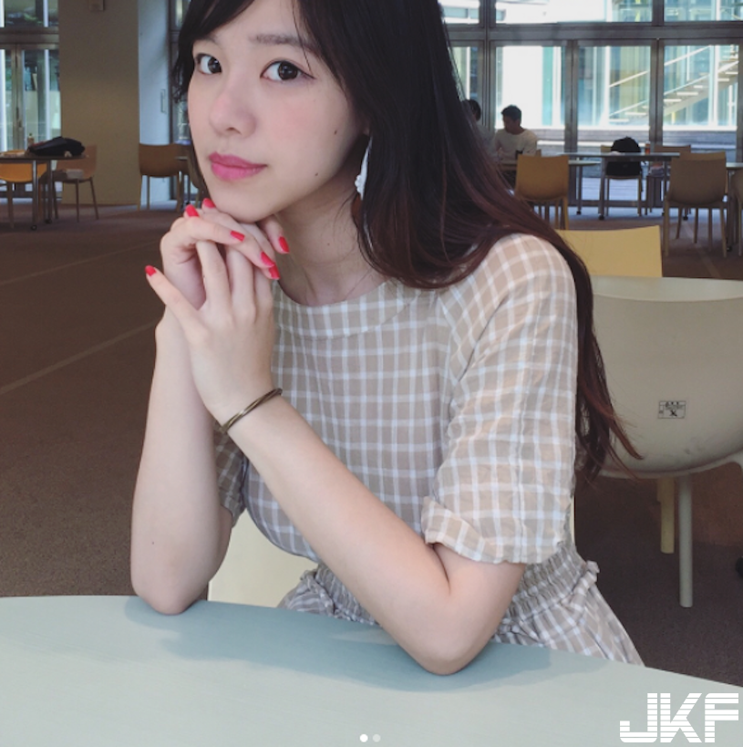氣質正妹「海邊泳褲快掉下來」，雙手喬好喬滿「畫面火辣無極限」！