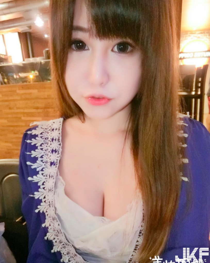 台中最辣爆乳小護士！脫下制服後「深溝滿滿」，病人天天都想去找她啦！
