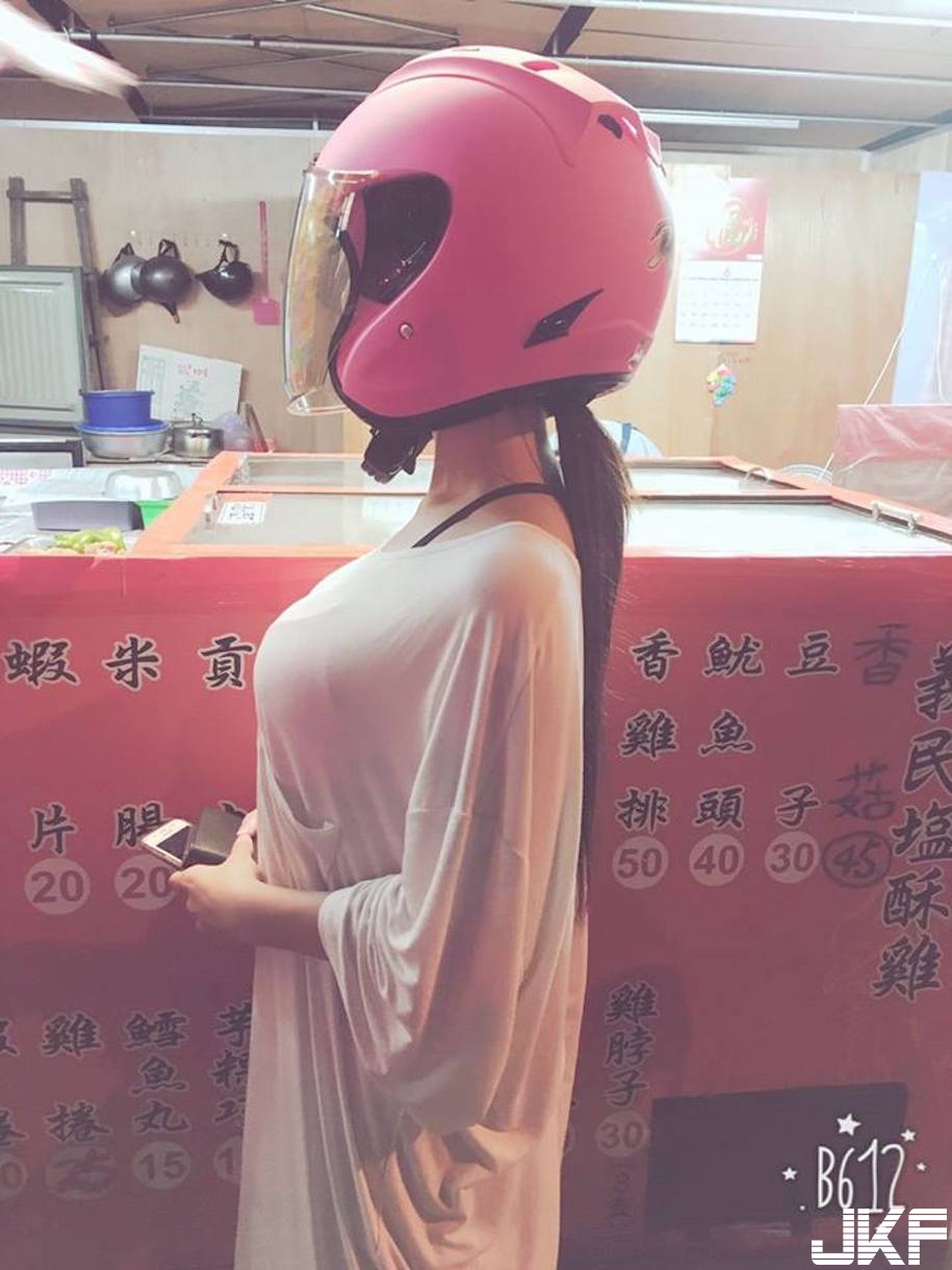 狂！吃宵夜驚見「大胸女孩」低胸視角好壞壞！超邪惡「壕溝畫面」鼻血噴一地啊…