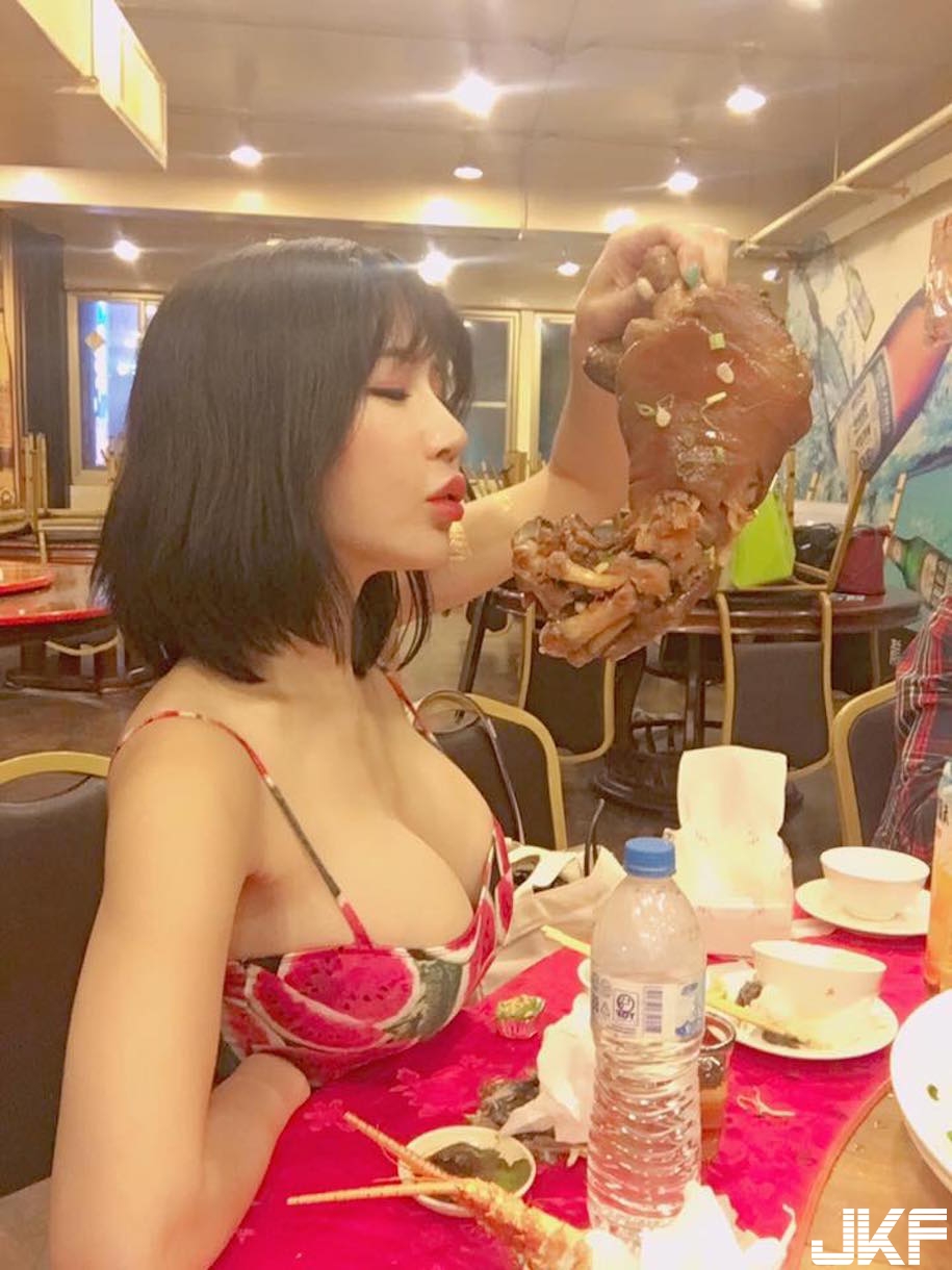 狂！吃宵夜驚見「大胸女孩」低胸視角好壞壞！超邪惡「壕溝畫面」鼻血噴一地啊…
