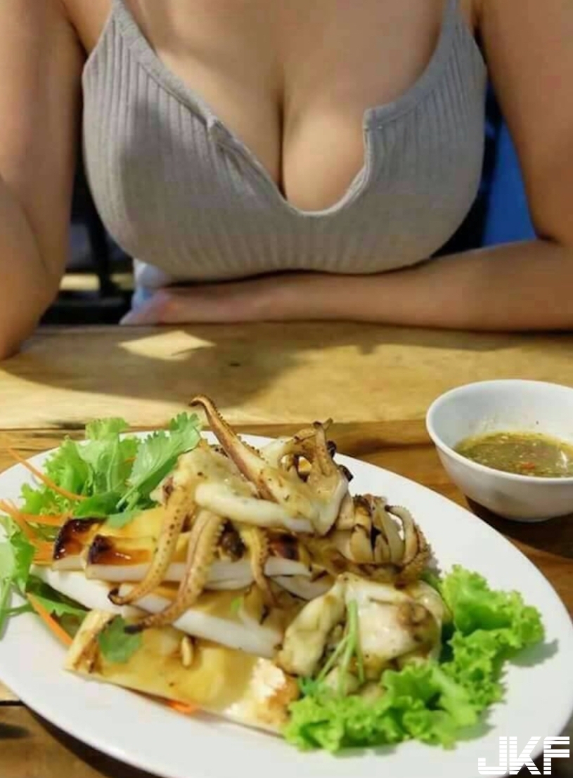 狂！吃宵夜驚見「大胸女孩」低胸視角好壞壞！超邪惡「壕溝畫面」鼻血噴一地啊…