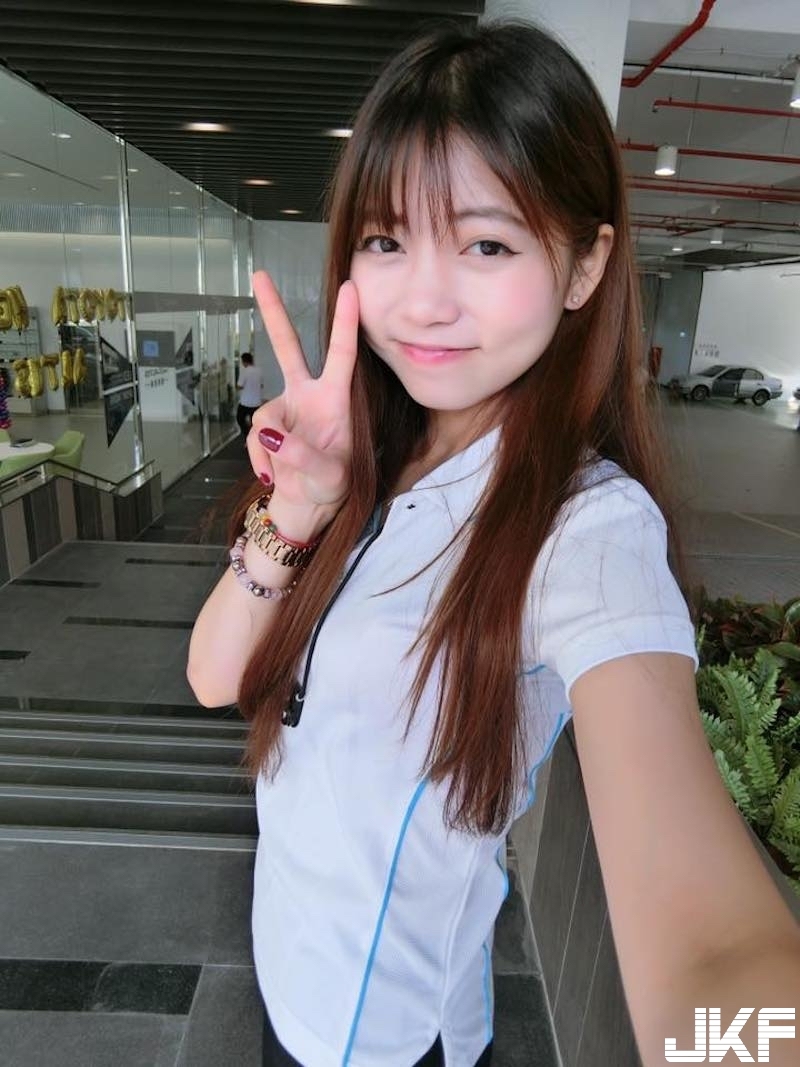新北toyota「正妹業務員」！隱藏版好身材讓人買車都想「加購車頭燈」了啊！