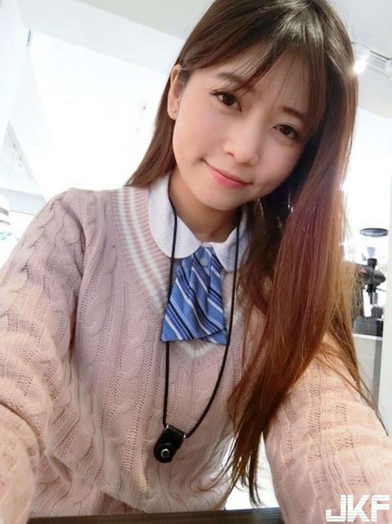 新北toyota「正妹業務員」！隱藏版好身材讓人買車都想「加購車頭燈」了啊！