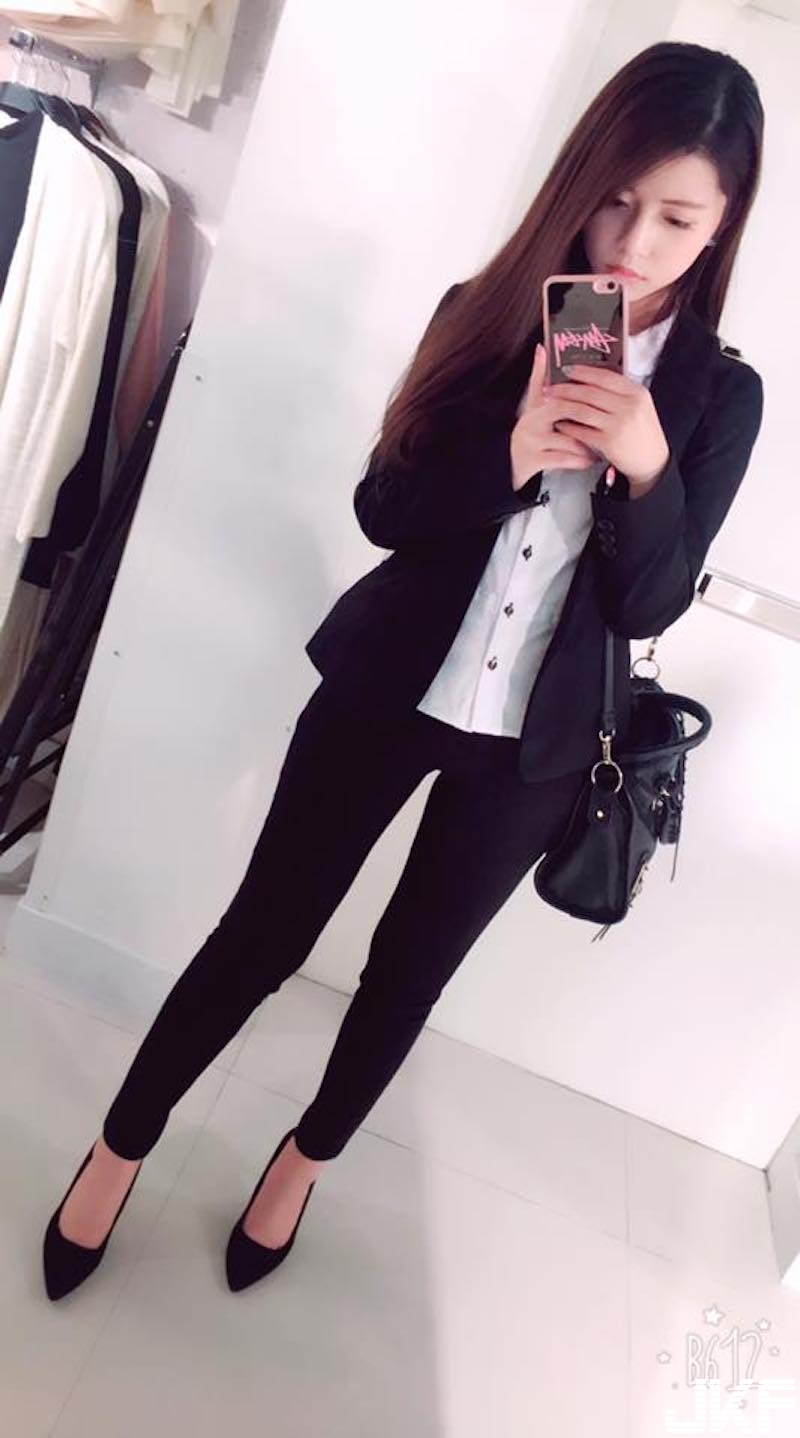 新北toyota「正妹業務員」！隱藏版好身材讓人買車都想「加購車頭燈」了啊！