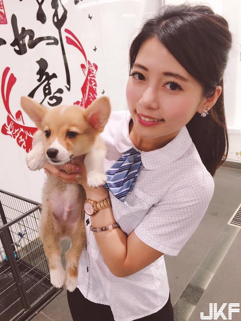 新北toyota「正妹業務員」！隱藏版好身材讓人買車都想「加購車頭燈」了啊！