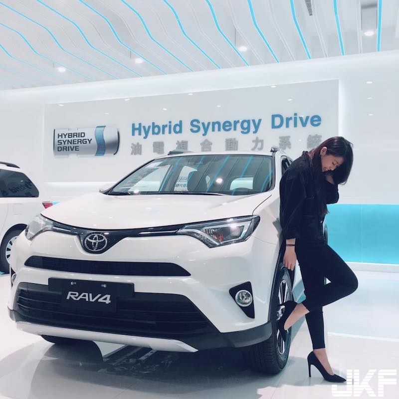 新北toyota「正妹業務員」！隱藏版好身材讓人買車都想「加購車頭燈」了啊！