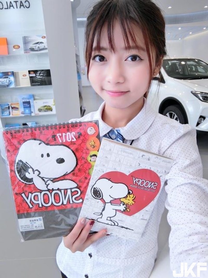 新北toyota「正妹業務員」！隱藏版好身材讓人買車都想「加購車頭燈」了啊！