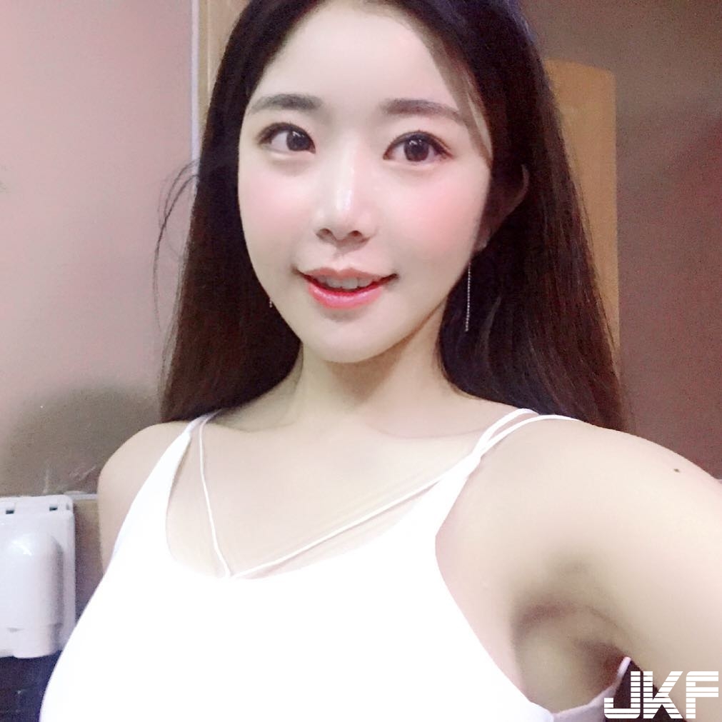 正妹出國攜帶「渾圓乳球」準備登機！大露胸前「豪乳」嚇壞一旁乘客！