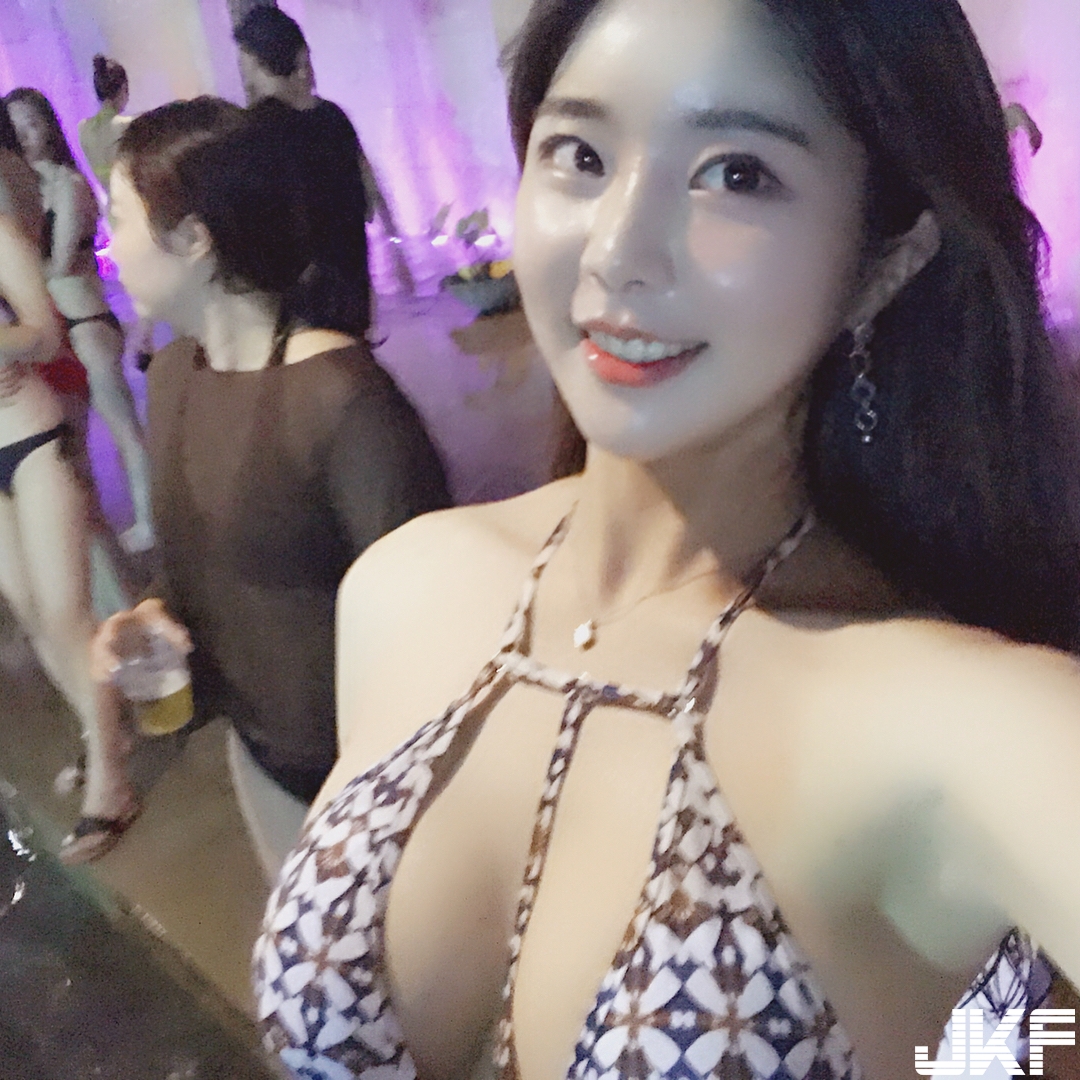 正妹出國攜帶「渾圓乳球」準備登機！大露胸前「豪乳」嚇壞一旁乘客！