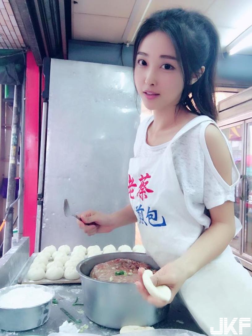 台中超正「生煎包妹」！氣質超好又有超兇身材，私下露背裝辣翻了！