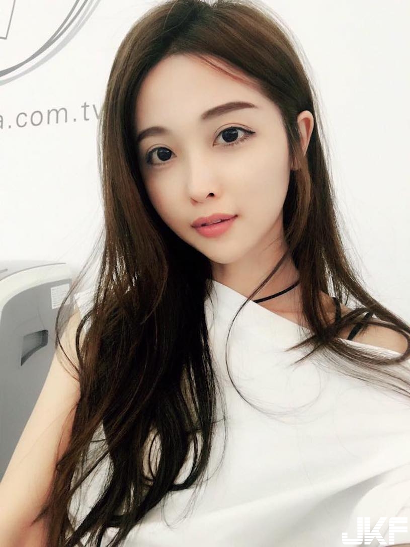 台中超正「生煎包妹」！氣質超好又有超兇身材，私下露背裝辣翻了！