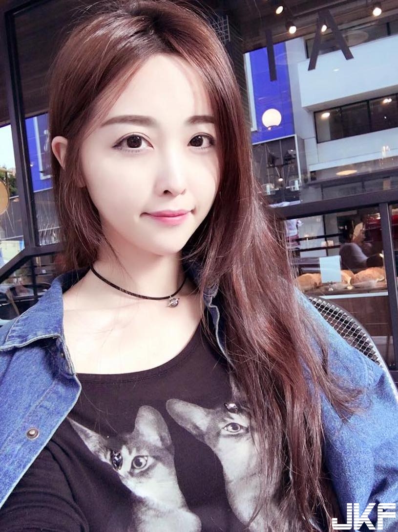 台中超正「生煎包妹」！氣質超好又有超兇身材，私下露背裝辣翻了！