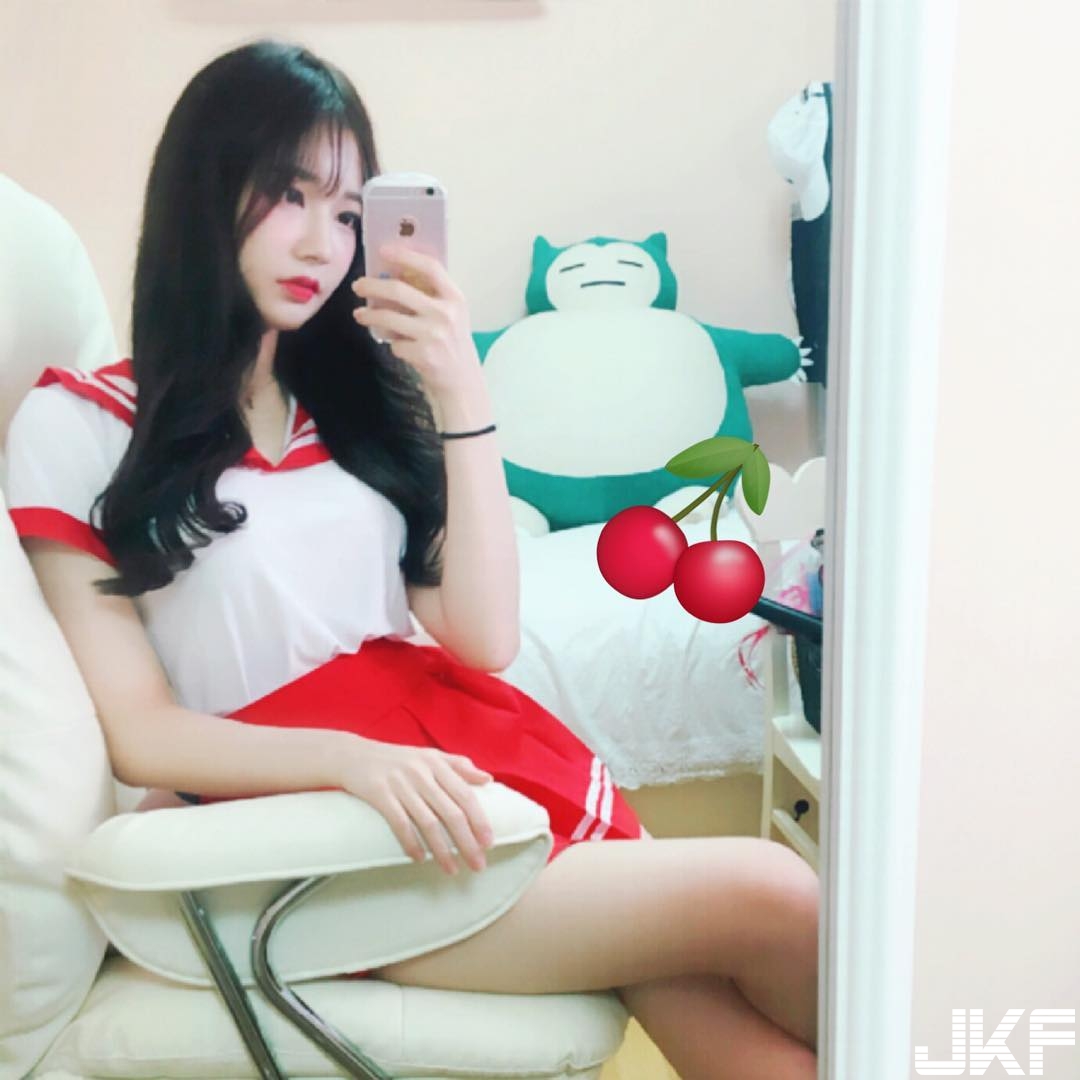 街頭捕獲素人正妹！制服下「犯規身材」大公開讓網友暴動！影片一PO遭瘋傳