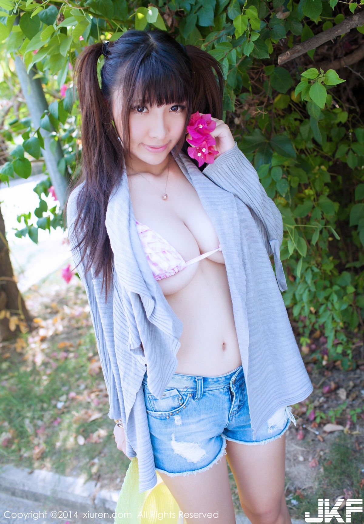 超狂！海邊驚見「無辜大奶妹」要夾壞掉了啦！F奶「兇殘豪乳」畫面真的好猛喔…