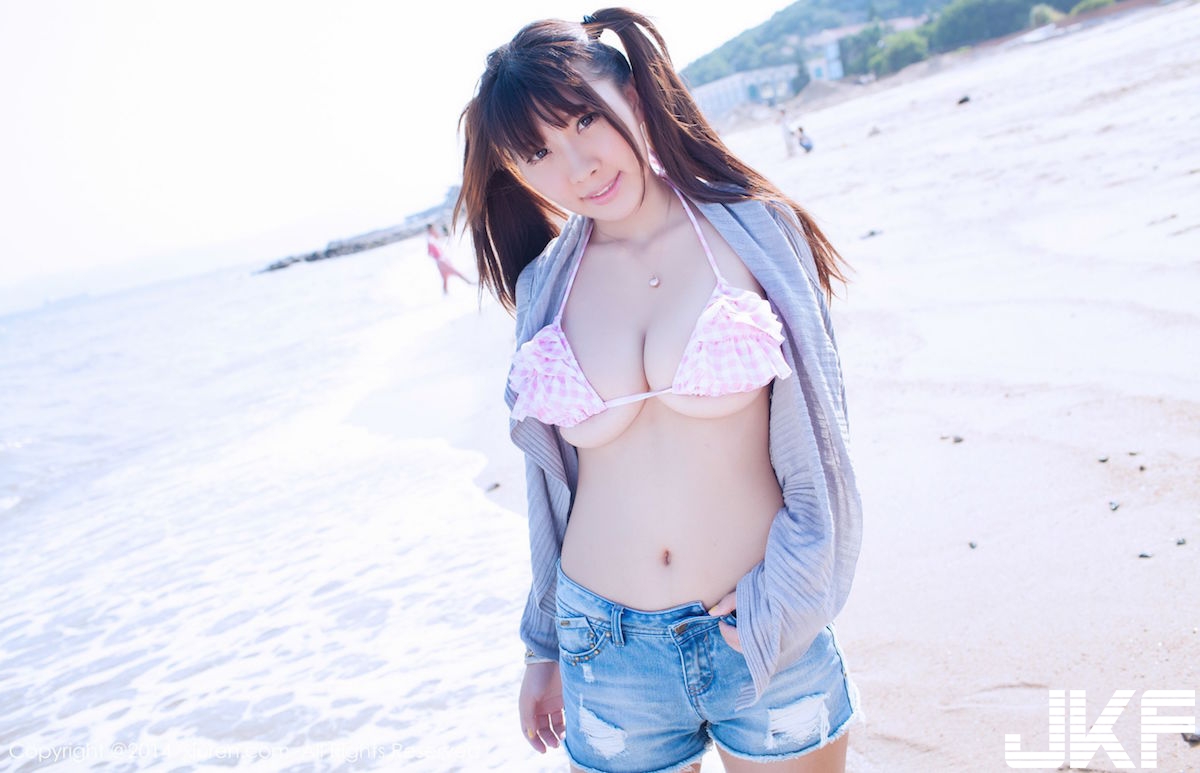 超狂！海邊驚見「無辜大奶妹」要夾壞掉了啦！F奶「兇殘豪乳」畫面真的好猛喔…
