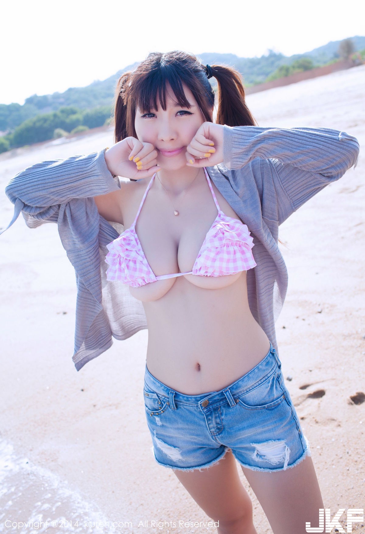 超狂！海邊驚見「無辜大奶妹」要夾壞掉了啦！F奶「兇殘豪乳」畫面真的好猛喔…