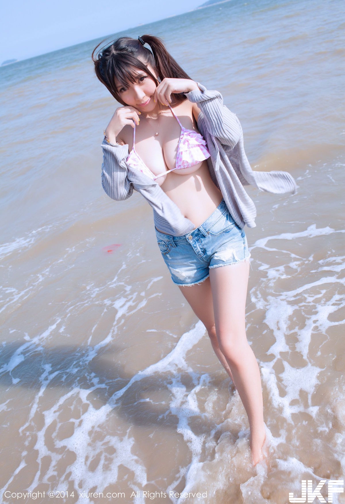超狂！海邊驚見「無辜大奶妹」要夾壞掉了啦！F奶「兇殘豪乳」畫面真的好猛喔…